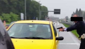 Gli era stata ritirata la patente, sfugge al posto di blocco rischiando di investire agente e pedone