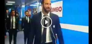 Gonzalo Higuain arriva allo stadio San Paolo: il collaboratore del Napoli lo evita