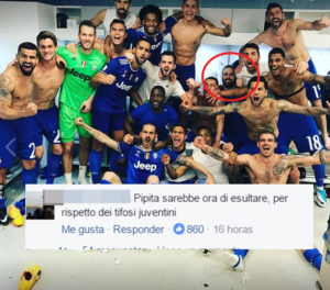 Gonzalo Higuain attaccato da un tifoso della Juventus