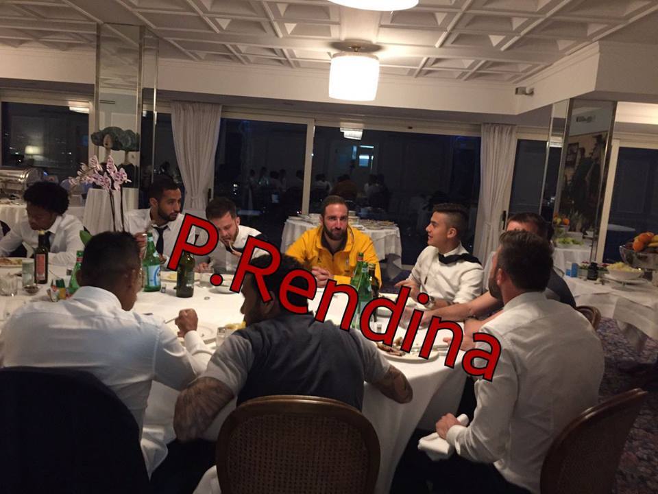 Gonzalo Higuain cena a Napoli, la reazione quando vede i fotografi [FOTO]