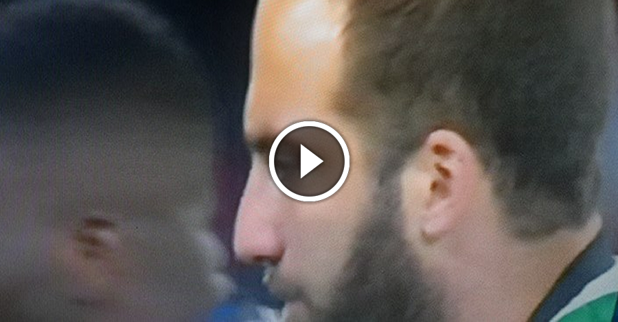Gonzalo Higuain fa ingresso in campo: l'accoglienza azzurra