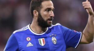 Gonzalo Higuain reagisce ai fischi e poi passa oggetto a Mandzukic