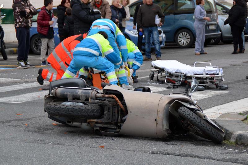 Incidente mortale a Pozzuoli, schianto tra auto e scooter: Giuseppe muore