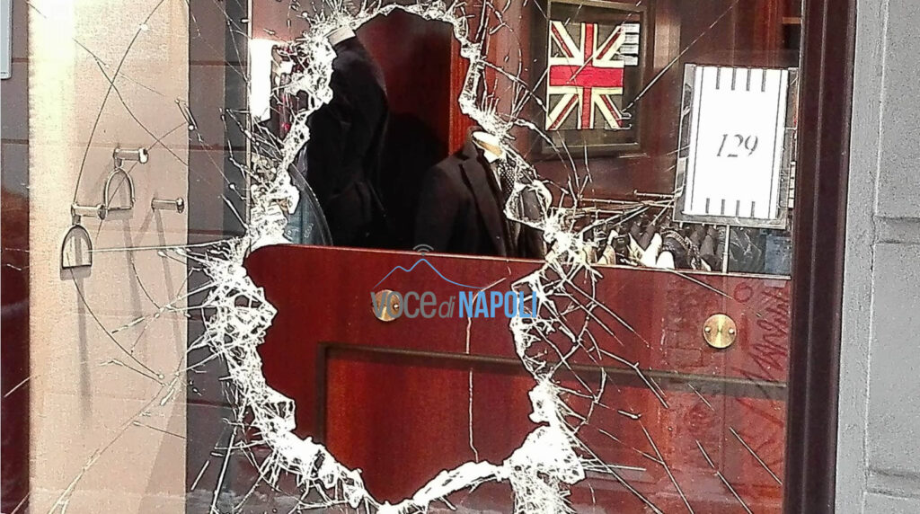 Napoli, rapina con la "spaccata" da Gutteridge in via Toledo