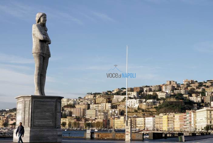 Statuta sul lungomare, svelato il mistero: Huawei premia giovani startupper