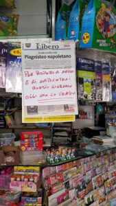 reazione edicola napoli contro libero