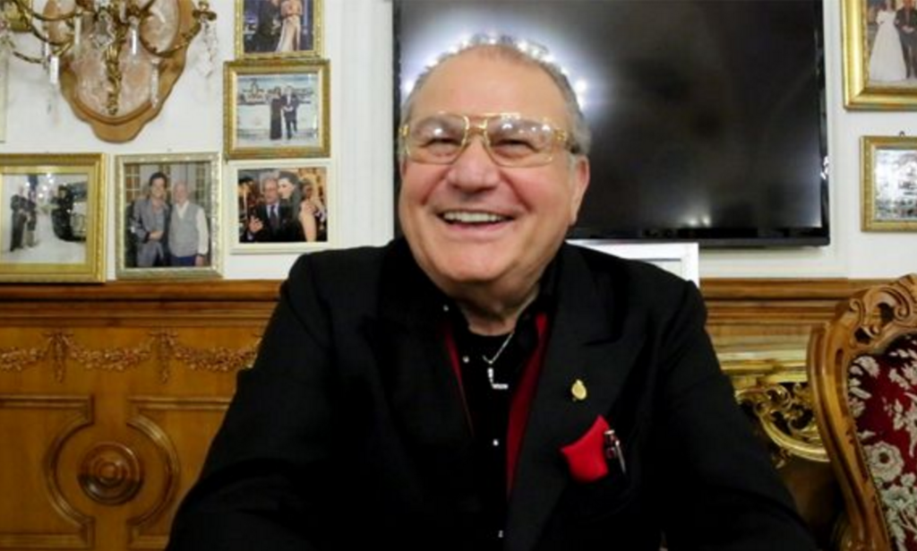 L'omaggio di Napoli al Boss delle Cerimonie: Don Antonio Polese diventa pastore del presepe
