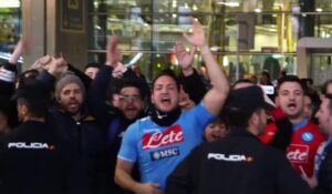 Il Napoli arriva a Madrid, l'accoglienza dei tifosi azzurri: un'emozione da brividi