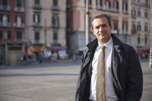 Il Natale a Napoli, tra N'Albero, Mc Donald e sparatorie