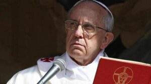 Il Papa rifiuta il titolo della Scuola Medica Salernitana: "Bergoglio non accetta premi"