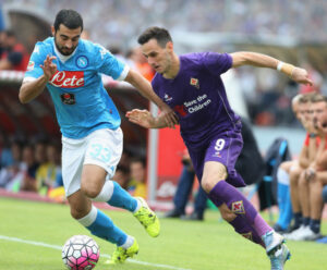 Il pullman della Fiorentina attraversa Napoli, Kalinic estasiato dalla città