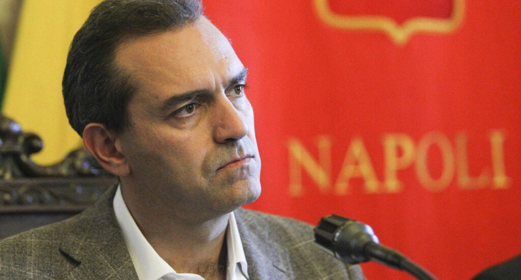 Napoli, la città "illegale" che è aperta alla palestina e ai centri sociali ma multa i cinesi