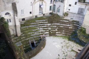 Il teatro di Nerone, un tesoro nascosto tra palazzi e panni stesi