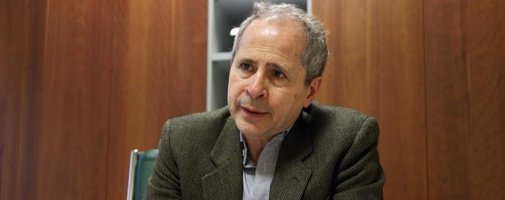 Scontro tra virologi, Crisanti contrasta le tesi dei colleghi e lancia l'allarme