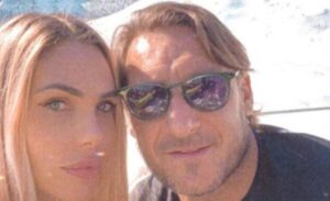 Il bacio bollente di Ilary Blasi e Francesco Totti, il commento dell'ex capitano manda in delirio i fan