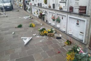 Salerno, razzia al cimitero: rubati diversi arredi di tombe e cappelle
