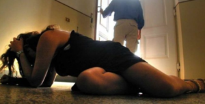 Rientra in casa ubriaco e picchia moglie e figli: arrestato