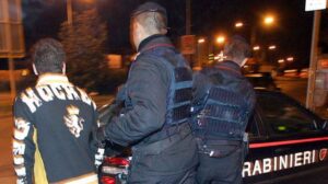 Evade i domiciliari per minacciare una donna: arrestato affiliato al clan Elia