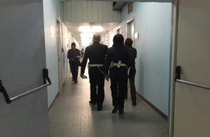 Detenuto tenta di evadere mentre è in ospedale: fermato da un poliziotto