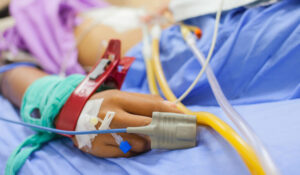 In ospedale per un intervento di chirurgia estetica, finisce in coma