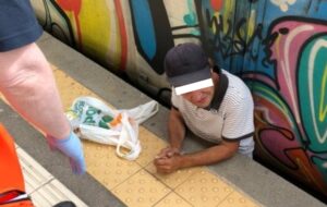 Attraversa i binari mentre arriva il treno, uomo resta incastrato: vivo per miracolo