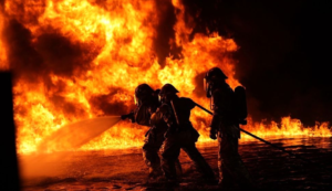 Incendio al Cis di Nola, alcuni capannoni vanno a fuoco