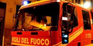 Napoli, incendio alle "Case Nuove": l'intervento dei vigili del fuoco