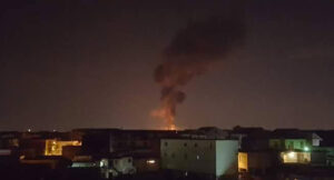 Incendio nel napoletano: a Melito va a fuoco una fabbrica di materassi