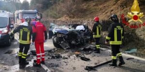 Incidente sull'A1 in direzione Napoli, coinvolte due vetture e un tir: muore una donna di 42 anni