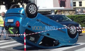 Incidente d'auto a Capodichino, si ribalta una vettura: intervento dei soccorsi