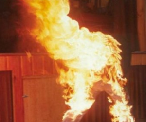 Cade mentre fuma sigaretta in bagno, prende fuoco e muore ustionato