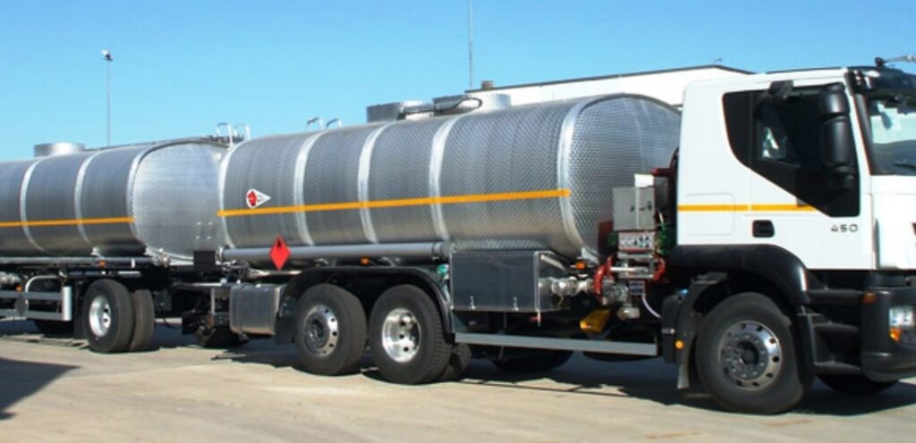 Incidente stradale: autocisterna si ribalta, muore il conducente