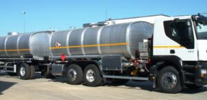 Incidente stradale: autocisterna si ribalta, muore il conducente