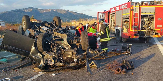 incidente auto si ribalta