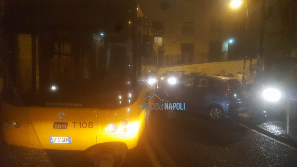 Napoli, violento incidente: auto contro bus e strada bloccata