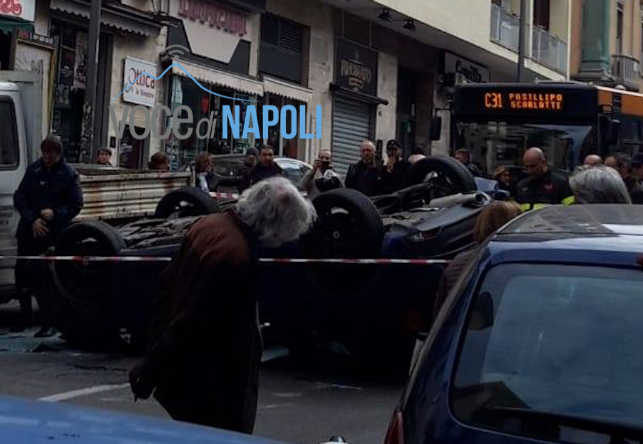 Incidente al Vomero, auto si ribalta: traffico in tilt