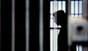 Ha un male alla gola ma aspetta ancora la Tac, la storia di Antonio abbandonato in una cella