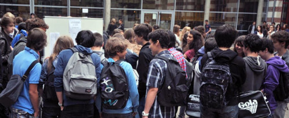 Insegnante accusato di molestie a scuola e sul bus: arrestato professore 44enne