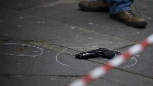 Vuole vendicare l'amico accoltellato, viene colpito da diversi colpi di pistola