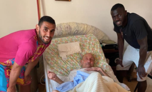 Koulibaly e Ghoulam dal cuore dopo, la sorpresa degli azzurri per Vito: l'anziano tifoso malato da tempo