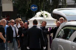 Un lungo, straziante applauso ha accompagnato l’ultimo saluto a Mattia, stella nascente del calcio napoletano.