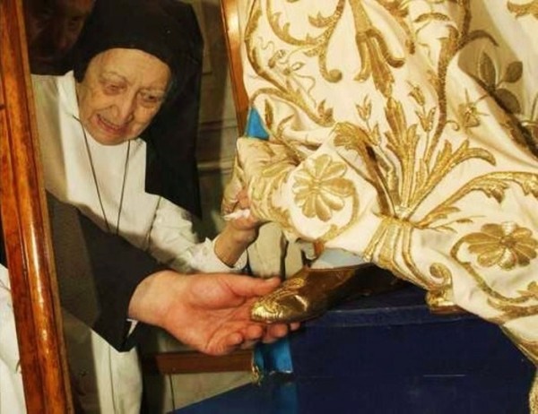 Madonna Annunziata scarpe