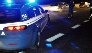 La polizia insegue due giovani in tangenziale e trova 98 dosi di eroina