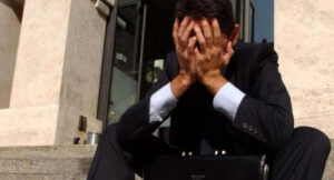 La triste storia di un capo famiglia, senza lavoro e senza casa: "È colpa dello stato"