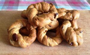 La vera ricetta dei taralli n'zogna e pepe per uno 'sfizio' tutto napoletano