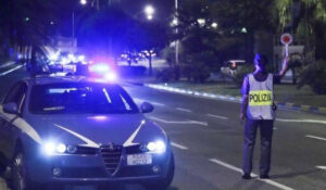La vittima chiama e la polizia risponde: scatta l'arresto dei ladri