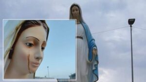Madonnina di Carmiano "lacrima sangue", i fedeli gridano al miracolo