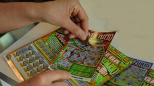 Ladro di Gratta e Vinci tradito dalla fortuna: preso mentre ritirava biglietto vincente