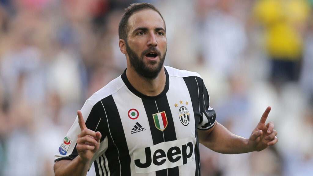 L'entusiasmo dei tifosi della Juve e la voglia di doppietta di Higuain