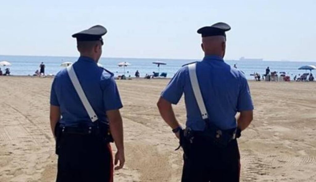 È successo stamattina su una spiaggia nella zona delle Ginestre: una famiglia del posto, racconta L’Unione Sarda, è arrivata al mare molto presto e ha trovato gli ombrelloni piazzati dalla sera prima per ‘occupare’ la prima fila, senza bagnanti intorno. Un comportamento che non hanno ritenuto evidentemente corretto: per questo hanno preso la decisione di posizionarsi comunque nella stessa zona, senza curarsi della presenza degli ombrelloni altrui. Quando i proprietari sono arrivati però sono andati su tutte le furie, chiedendo il rispetto delle distanze di sicurezza e che si allontanassero dai loro lettini e ombrelloni. La lite, scrive L’Unione Sarda, è stata così insistita che sono arrivati addirittura i carabinieri: alla fine sono stati i turisti milanesi a spostarsi, pur protestando. La prossima volta, anziché piazzare l’ombrellone dalla sera, punteranno la sveglia un paio d’ore prima.